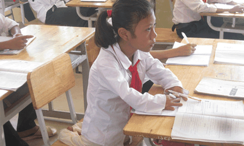 Cảm phục bé gái không có chân, 8 năm vẫn đến trường đều đặn