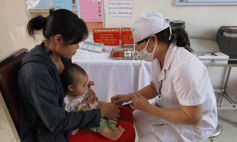 Lướt điện thoại kiểm tra lịch tiêm chủng cho trẻ 