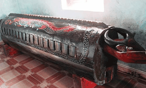 Người Cơ tu chặt cây đẽo quan tài cho người chết