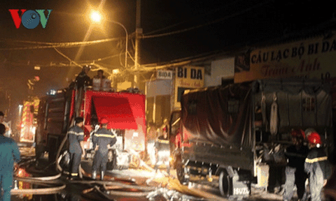  Công ty sản xuất bao bì bị thiêu rụi, nhiều nhà trọ cạnh bên bị vạ lây