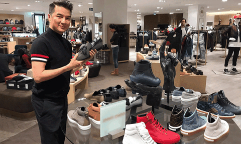 Mr. Đàm tự đi mua quà cho fan ở Mỹ