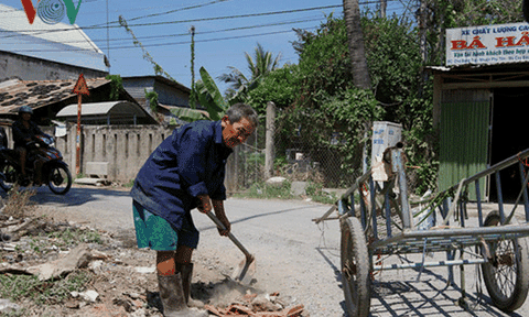  Ông lão nghèo hơn 30 năm vá đường không công