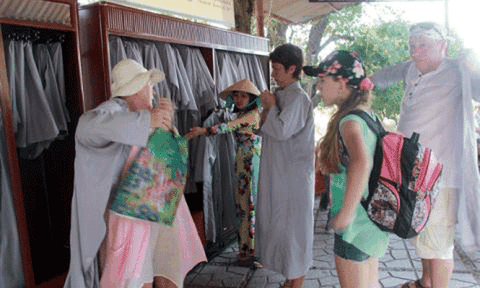 Quần cộc, áo dây thăm tháp bà Ponagar được cho mượn áo 