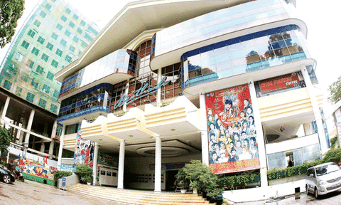 Day dứt nhà hát không… nhà