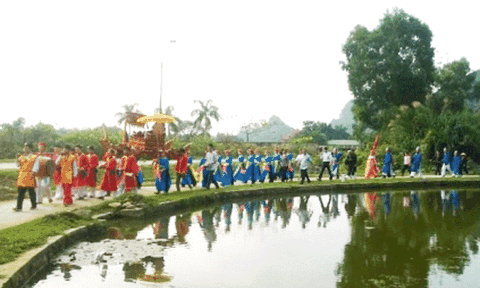 Sôi động Lễ hội mùa xuân làng cổ Đông Sơn
