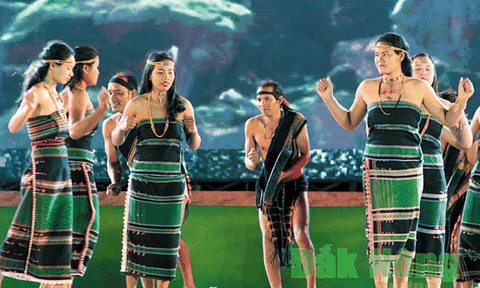 Giữ không gian văn hóa cồng chiêng qua phục dựng lễ hội