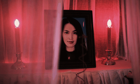 Bi hài đưa ảnh người sống... lên bàn thờ 