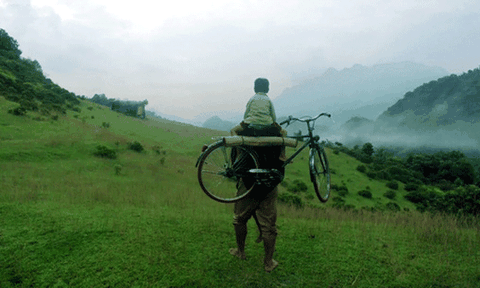 “Cha cõng con”: Đẹp, xúc động và ám ảnh 