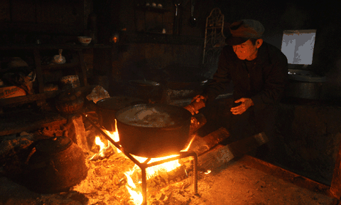 Lửa trong bếp người Hà Nhì không bao giờ tắt