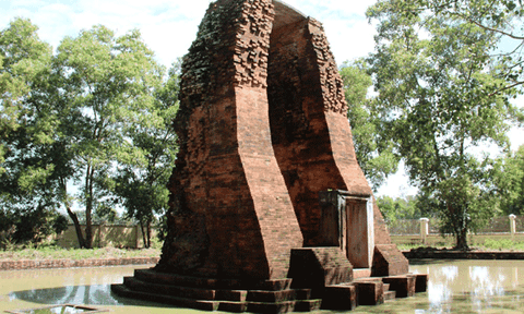 Khám phá tháp cổ bí ẩn nghìn năm tuổi ở miền Tây