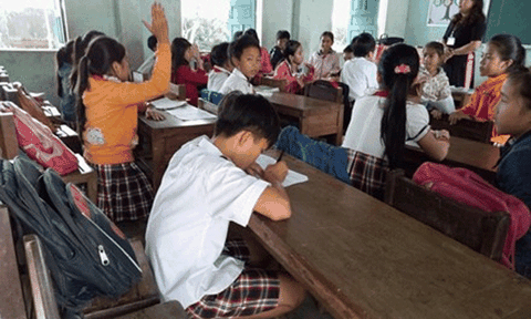 Nhiều học sinh Quảng Ngãi phải chép bài trong tư thế quỳ xuống đất