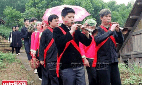 Muốn cưới được vợ phải tặng áo quan!