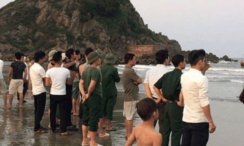 Chụp ảnh kỷ yếu, 2 học sinh bị sóng biển cuốn trôi