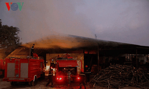 Xưởng chế biến gỗ cháy ngùn ngụt trong đêm