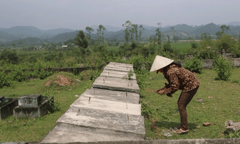 Người mẹ nuôi trẻ mồ côi, xây nghĩa trang cho hài nhi xấu số