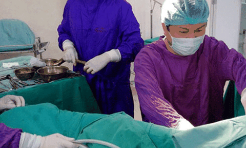 Phẫu thuật thành công cho cô gái có cả 2 bộ phận sinh dục nam và nữ