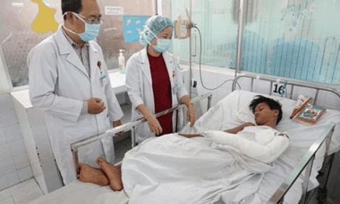 Đốt chuột đồng bằng xăng, bé trai bỏng nặng