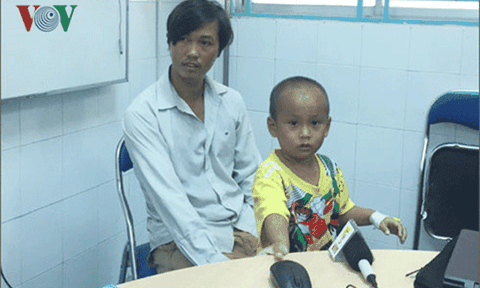 Bé 4 tuổi ho phát ra tiếng kèn