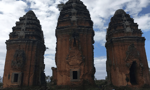 Kỳ vĩ tháp Dương Long