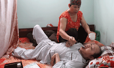 Người phụ nữ tuyệt vời 18 năm chăm chồng bại liệt, nuôi 2 con ăn học thành tài