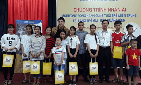 Ca sĩ Noo Phước Thịnh giao lưu với trẻ em Làng SOS Quảng Bình