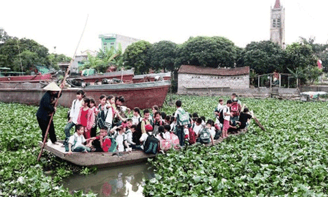 Rùng mình học sinh chen chúc trên con đò rách