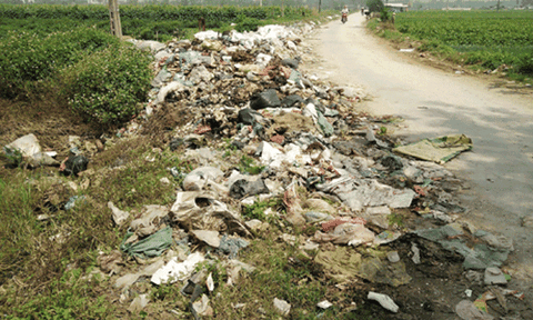 Rác thải ngập đường xã nông thôn mới
