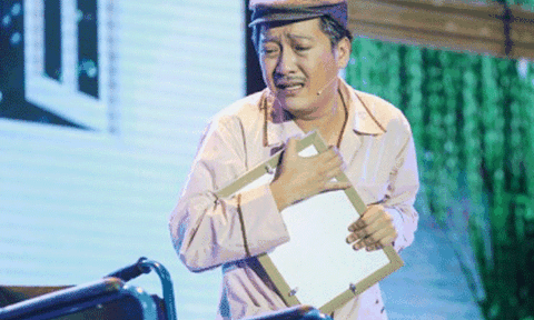 Trường Giang ứng xử khác lạ sau lần bị ném chai thứ 2