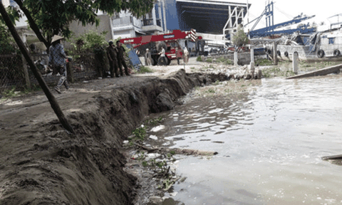 An Giang: “Hà bá” lại gây sạt lở nhấn chìm một quán cà phê
