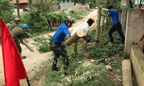 Cắm Muộn ra quân giải tỏa hành lang an toàn giao thông trên địa bàn