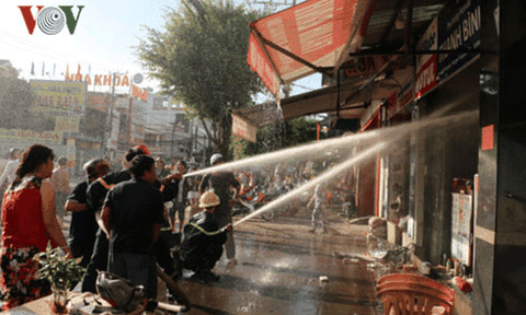 Cháy cửa hàng xe gắn máy gây hoảng loạn