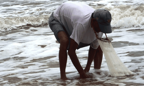 Cảm phục tấm gương ngư phủ khiếm thị vẫn ra khơi bám biển