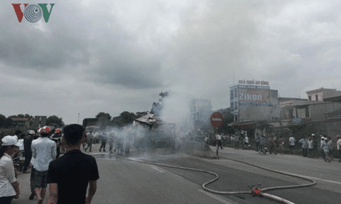 Hy hữu: Xe tang bốc cháy ngùn ngụt khi đang đưa đám