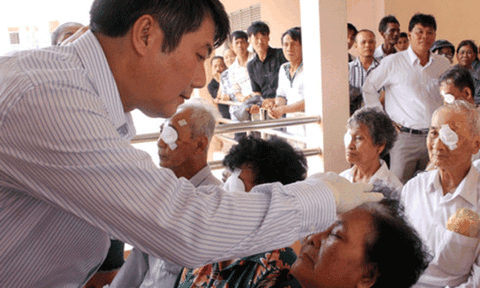 Hàng trăm người mù nghèo tìm lại được ánh sáng