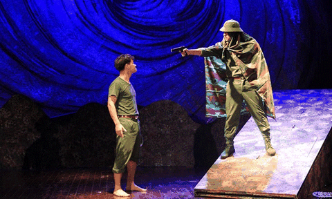 Bão tố Trường Sơn: Không khô cứng, cúng cụ!