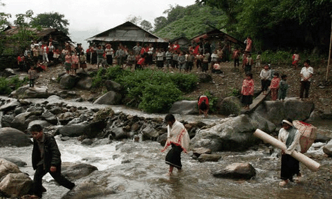 Người Mảng mang thịt sóc, thịt chuột đi cưới vợ
