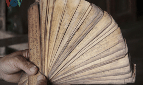 Độc đáo những cuốn sách cổ được viết trên lá cây của người Thái