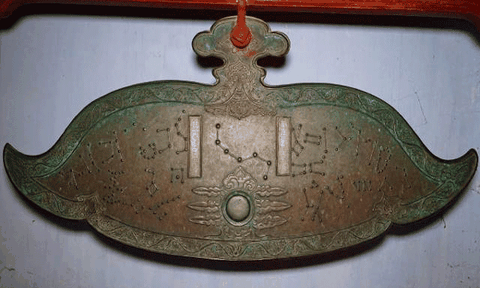 Hoa cúc ngỡ ngàng trên di tích Huế