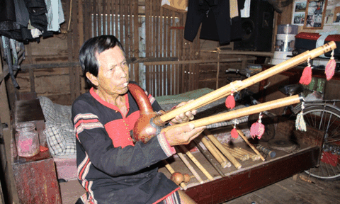 Nghệ nhân Êđê hơn 50 năm chế tác nhạc cụ dân tộc