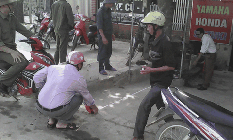 Xã Tà Cạ ra quân vận động giải tỏa hành lang an toàn giao thông