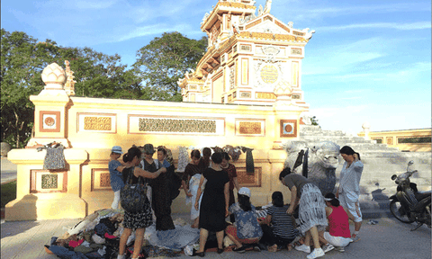 Bia Quốc Học… thành chỗ họp chợ