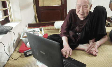 Cụ bà 93 tuổi ‘sành Internet nhất VN’ qua lời kể của con dâu