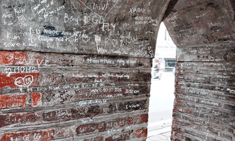 “Di bút” trên di tích