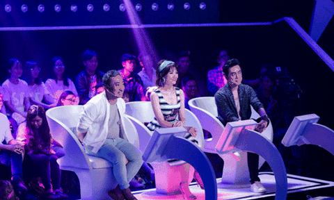 Hồ Quỳnh Hương bỏ vị trí giám khảo chỉ vì Hari Won ngồi cái ghế ở giữa?