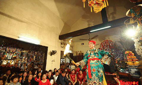 Có hay không chuyện tung tiền “như mưa” ở Phủ Dầy?