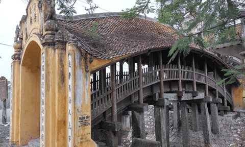 Độc đáo cây cầu ngói 500 năm tuổi hình rồng bay