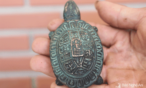 Đi đào vàng nhặt được con rùa bằng đồng