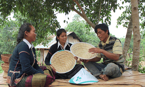 Giữ bản sắc qua chiếc nón bằng chất liệu tre nứa