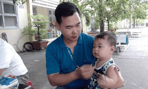 Chồng bế con 9 tháng tuổi theo vợ đi thi