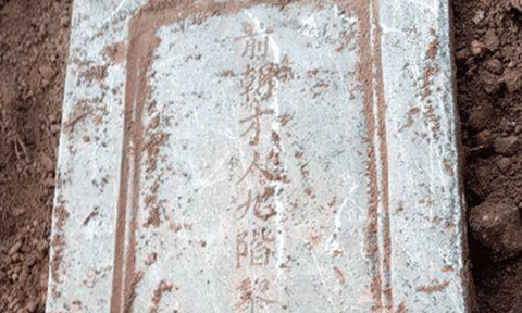 Phát hiện tấm bia cổ nghi là của lăng mộ vợ vua Tự Đức